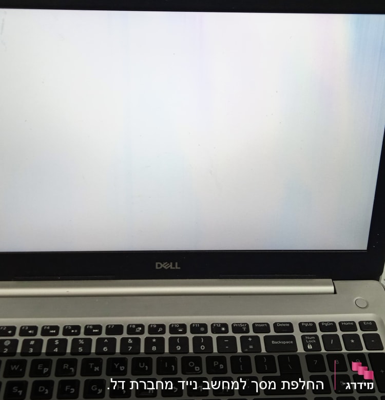 מחשב נייד דל עם מסך לבן ומקלדת שחורה